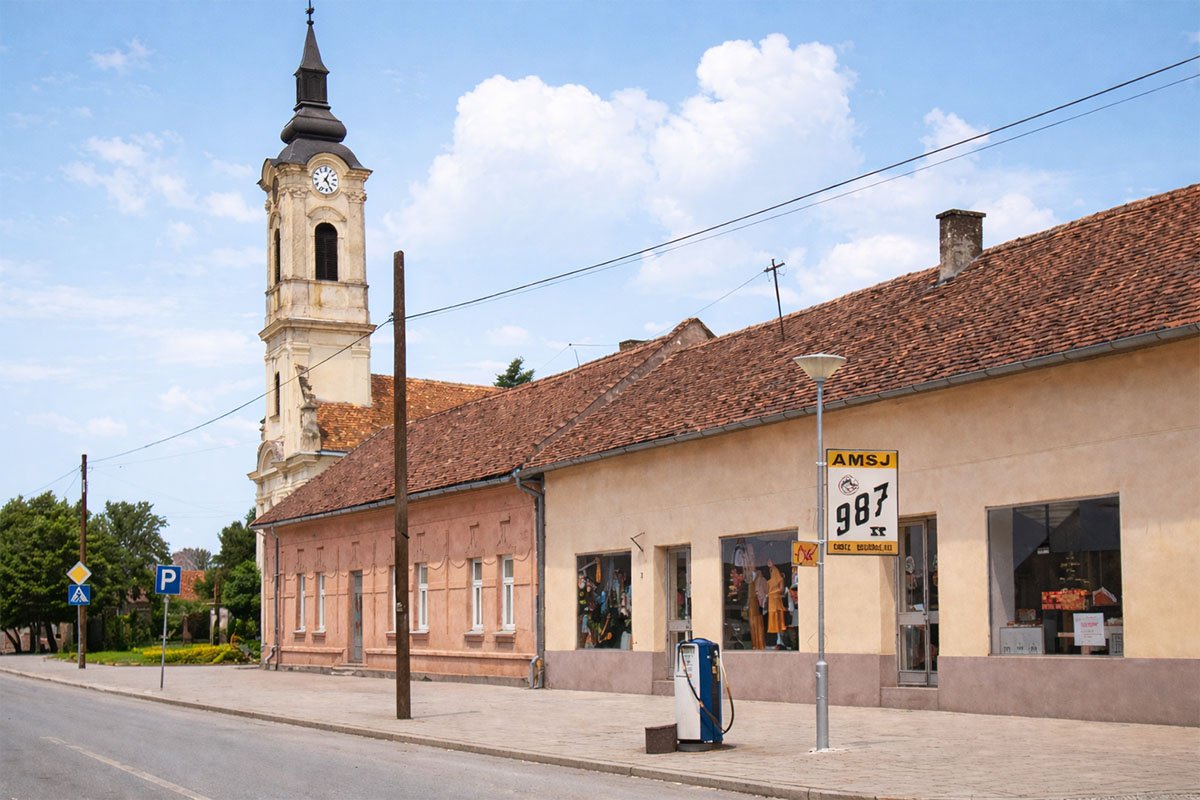 Slika centra dobanovaca sa crkvom i pumpom stara slika